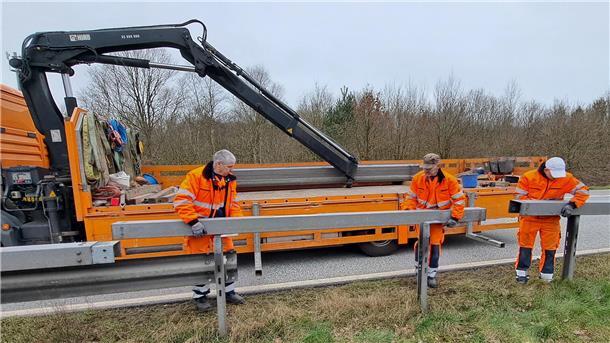 Bilderstrecke von der A27: Das sind die heimlichen Helden der Baustelle Bevor die Baugrube ausgehoben werden kann, um das 50 Jahre alte Stahlrohr zu ersetzen, entfernen Bauarbeiter die Leitplanken an der Autobahn 27