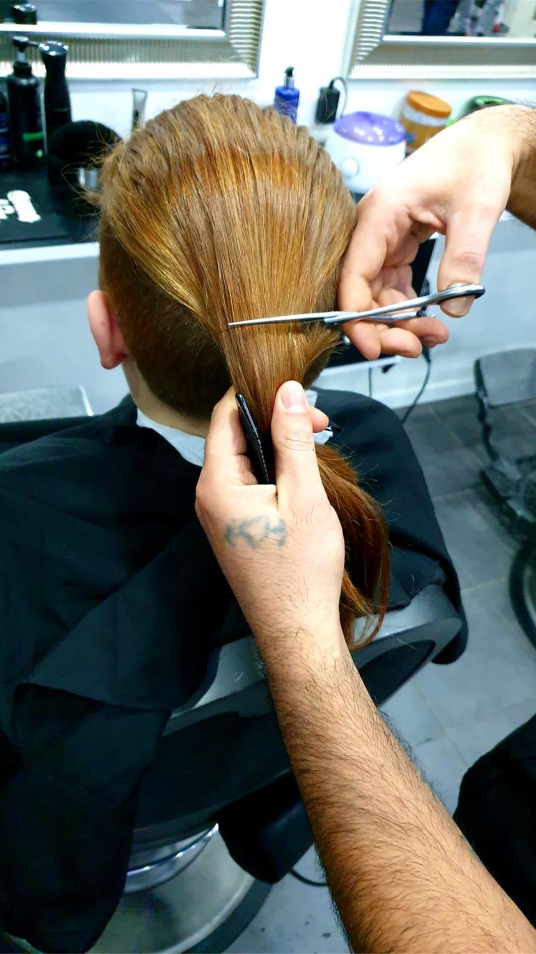 Bevor die Haare abgeschnitten werden, werden sie gebündelt und gemessen. Bei Tom sind es ganze 30 Zentimeter.