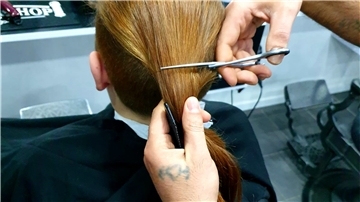 Haare werden geschnitten.