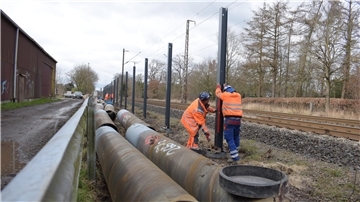 Die Deutsche Bahn lässt in Lunestedt auf einer Strecke von fast vier Kilometern Lärmschutzwände installieren. 