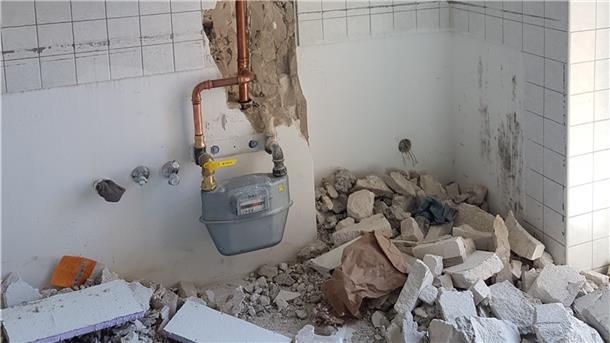 Bevor ein abgeklemmtes Haus wieder ans Gasnetz angeschlossen werden darf, wird die Dichtigkeit der Leitungen überprüft. Wenn dabei ein Leck festgestellt wird, wird es für die Bewohner ungemütlich und für die Eigentümer teuer: Mitunter müssen dann im ganzen Haus neue Kupferrohre verlegt werden. Foto: Melchers