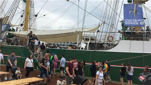 Maritime Tage (Update 36): Ein letzter Gruß an die schwimmenden Gäste Bevor es auf die "Alex" geht, heißt es zunächst Schlange stehen.