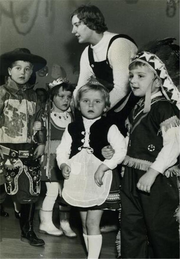 Mit Maske und Pappnase: Karnvelsspaß in Nordenham und Butjadingen Bevor Margitta Terborg Bürgermeisterin und Bundestagsabgeordnete wurde, arbeitete sie im Kindergarten der Awo. Dort feierte sie 1960 Fasching mit den Kleinen.