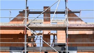 Bevor mit dem Bau eines Hauses angefangen werden kann, muss das Grundstück gekauft werden. Damit ist auch die Grunderwerbsteuer fällig.