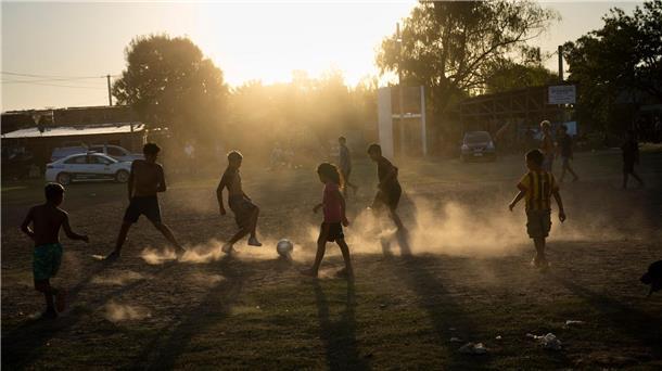 Bewacht von einem Auto der Gendarmerie spielen Kinder Fußball im Viertel Los Pumitas, wo Maximo Jerez getötet wurde.