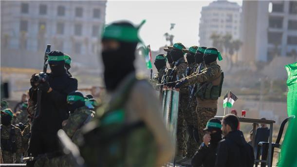 Trump will US-Übernahme von Gaza - was bedeutet das? Bewaffnete Hamas-Mitglieder bei Geiselübergabe im Gazastreifen. (Archivbild)