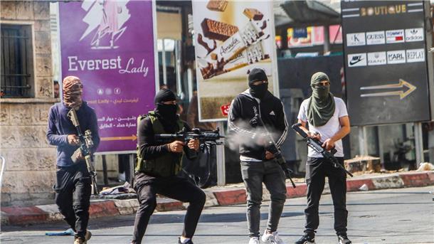 Bewaffnete Palästinenser schießen während der Razzia im Flüchtlingslager Dschenin auf israelische Armeekräfte.