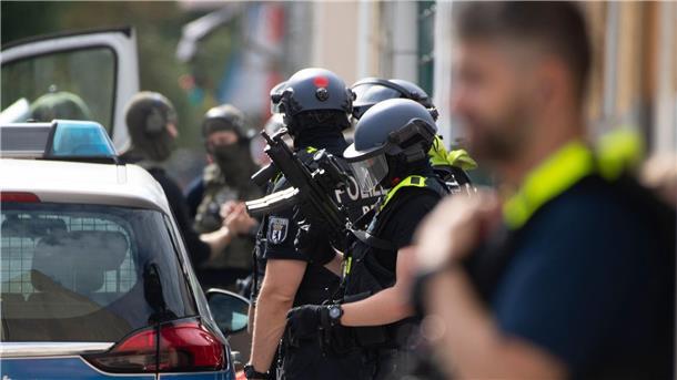 SEK-Einsatz bei Zwangsräumung: Mann tot gefunden Bewaffnete Polizeikräfte unweit des Einsatzortes in Berlin-Spandau.