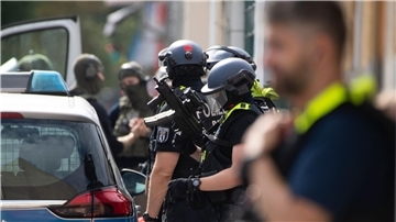 Bewaffnete Polizeikräfte unweit des Einsatzortes in Berlin-Spandau.