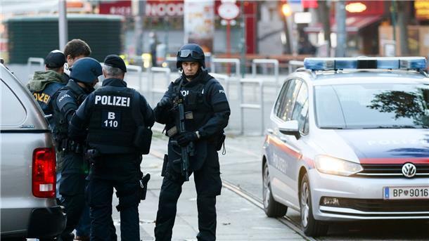 Bewaffnete Polizisten stehen Wache nach der Terrorattacke von Wien im Stadtzentrum.