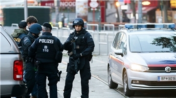 Bewaffnete Polizisten stehen Wache nach der Terrorattacke von Wien im Stadtzentrum.