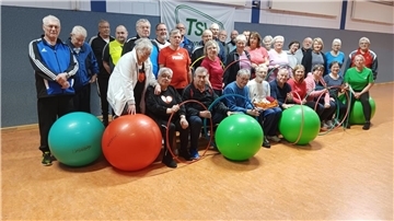 „Bewegen ist Leben“: Unter dem Motto steht seit 25 Jahren die Lunestedter Herzsportgruppe. Nun wurde Dr. Reinhard Rega von „seiner“ Gruppe in den sportlichen Ruhestand verabschiedet. 