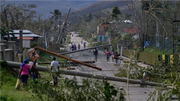 Bilder des Tages Bewohner gehen durch Lacovia Tombstone auf Jamaika nach dem Durchzug des Hurrikans „Melissa“.