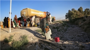 Bewohner holen nahe des ausgetrockneten Hamun-Sees in der iranischen Provinz Sistan und Belutschistan Wasser von einem Tankwagen.