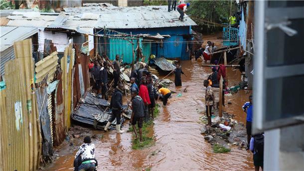 Bewohner retten ihr Hab und Gut nach schweren Regenfällen in den Mathare-Slums von Nairobi.
