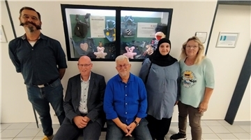 Kreative Chancen: DRK und Jobcenter Brake unterstützen Frauen Bewundern die in Schaukästen im Arbeitsamt Brake ausgestellten Näharbeiten: Uwe Ronnenberg (von links), Eike Bohlmann, Peter Deyle, Aida Remmo und Iris Tanzen.
