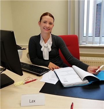 Eine Frau an einem Schreibtisch. Bezahlbarer Wohnraum ist in der Wesermarsch knapp. Sozialberaterin Julia Lax vom SoVD warnt vor Stillstand – und verweist auf sinkende Förderzahlen im sozialen Wohnungsbau.
