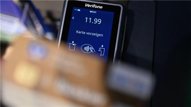 Girocard auf Rekordkurs – kontaktlos boomt Bezahlen quasi im Vorbeigehen. (Symolbild)