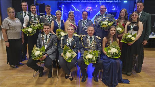 Majestätischer Jubel in Lamstedt: Barcheler Erwin Wintjen ist Bezirkskönig Bezirkspräsident Thomas Brunken (rechts), seine Stellvertreterin Renate Viebrock und sein Stellvertreter Sascha Denz mit der Bezirkskönigsfamilie 2025/26.