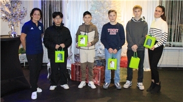 BFV-Vizepräsidentin Ulrike Geithe übergab die Geschenke an (von links) Kedy Phongsavath, Enrico Schlegel, Oliver Salawa, und Nele Müller.