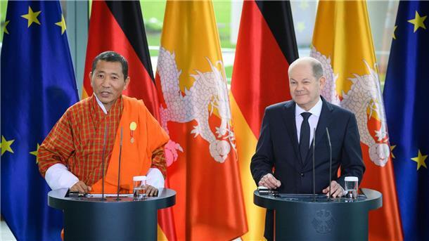 Bhutans Ministerpräsident Lotay Tshering (l) und Bundeskanzler Olaf Scholz äußern sich bei einer Pressekonferenz im Bundeskanzleramt.