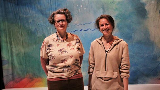 Bianco Sue Henne und Franziska Plüschke (rechts) freuen sich auf Platsch, das neue Stück für Kinder ab zwei Jahren im JUB.