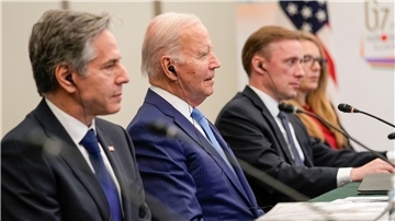 Bidens nationaler Sicherheitsberater Jake Sullivan (r) mit dem US-Präsidenten und US-Außenministern Antony Blinken (l).