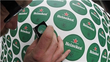 Bierdeckel für Heineken: Der Bierbrauer ist mit den derzeitigen Absatzzahlen nicht zufrieden.