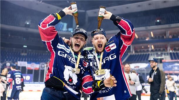 Parker Tuomie und Mark Zengerle von den Eisbären Berlin nach dem Spiel zwischen den Eisbären Berlin gegen die Grizzlys Wolfsburg.