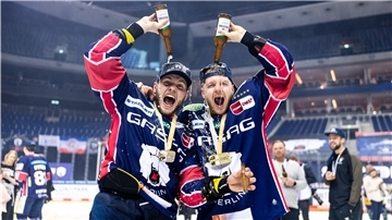 Parker Tuomie und Mark Zengerle von den Eisbären Berlin nach dem Spiel zwischen den Eisbären Berlin gegen die Grizzlys Wolfsburg.