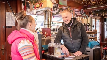 Bilanz des Weihnachtsmarktes: Schaustellerin Alexandra Ausborn im Gespräch mit Franz Ott in seinem „Lotsenhaus“.