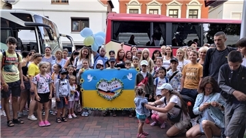 Ukrainische Flüchtlinge genießen Tag im Serengeti-Park