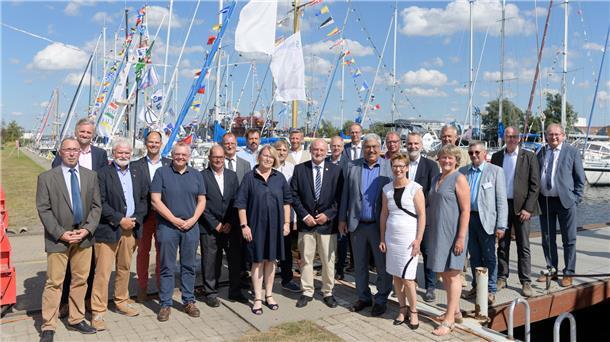 Männer und Frauen im Hafen