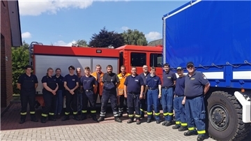 Die Feuerwehrleute haben sich gemeinsam aufgestellt.