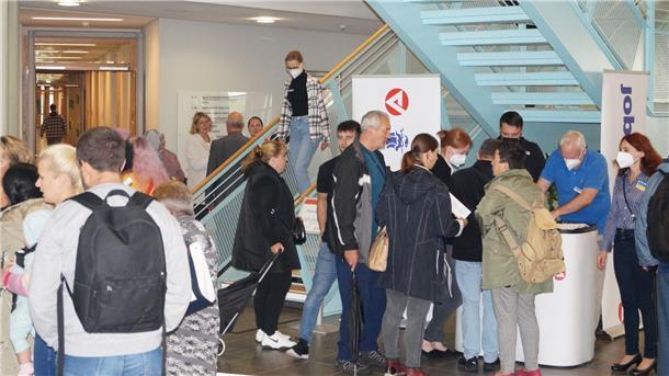 Viele Menschen lassen sich bei der Agentur für Arbeit beraten.