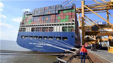 Ein Containerschiff liegt an der Kaje. 