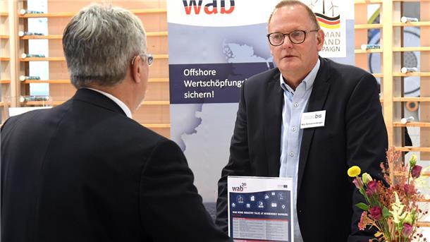 Wirtschaftsförderer Nils Schnorrenberger bei Hamburger Windmesse im Gespräch