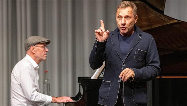 Hans-Jürgen „Richy“ Müller (vorn) und Pianist Reinmar Henschke 