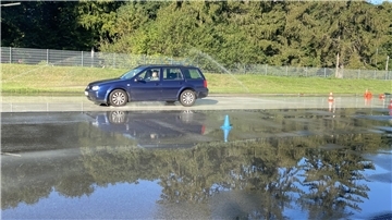 Auto vor riesiger Pfütze