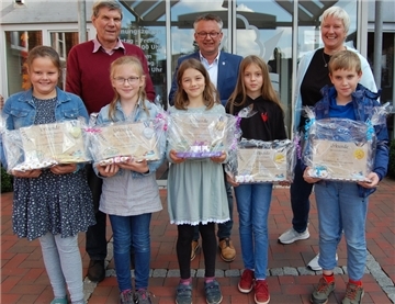 Gruppenfoto der Jury und der ausgezeichneten Schüler beim Vorlesewettbewerb der Gemeinde Hagen.