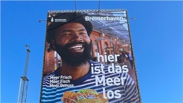 Blick auf die XXL-Werbetafel