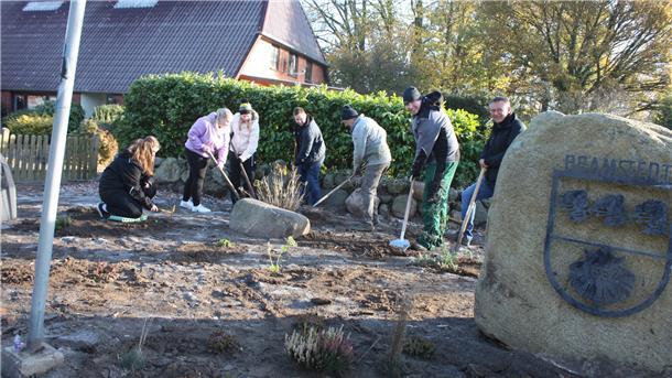Pflanzaktion der Bramstedter Dorfjugend