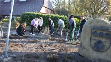 Pflanzaktion der Bramstedter Dorfjugend