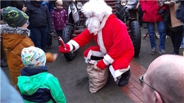 Glinstedter Adventszauber - Weihnachtsmann kommt mit Trecker