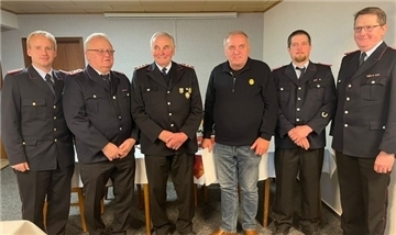 Die Geehrten mit Abschnittsleiter Henning Herzig (links) und Gemeindebrandmeister Harald Cordes (rechts), Friedhelm Budde, Günter Stauch, Klaus-Dieter Lemmermann, Hartmut Windler.