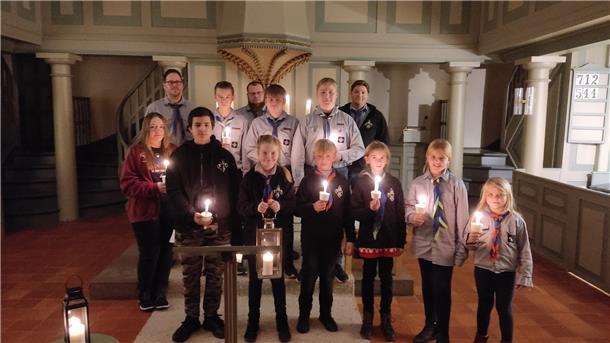 Pfadfinder verteilen Friedenslicht aus Bethlehem