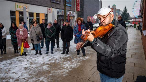 Richie Balke spielte bei der Gedenkfeier auf der Geige