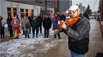 Richie Balke spielte bei der Gedenkfeier auf der Geige