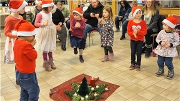 Kinder und Eltern singen Weihnachtslieder