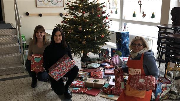 Kinder bereiten Kindern Weihnachtsfreude